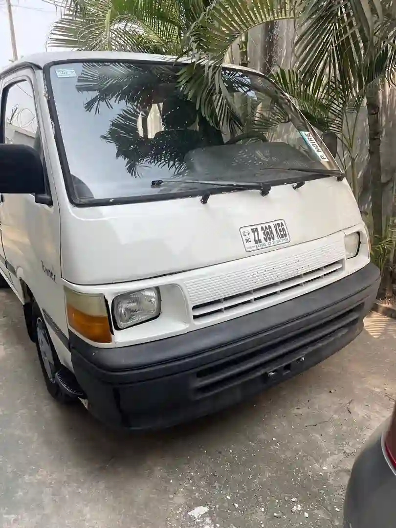 Toyota Hiace0