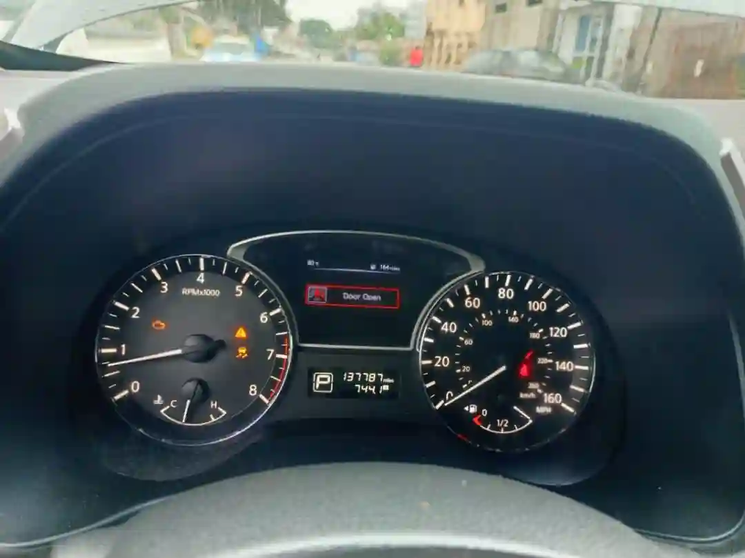 Nissan 100nx - Vue 3