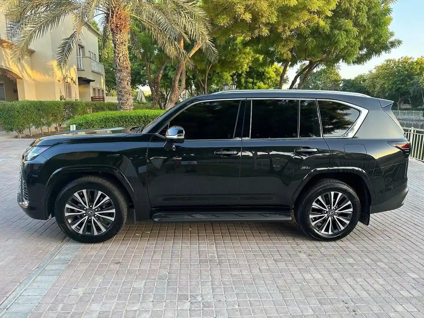 Lexus LX 570 - Vue 2