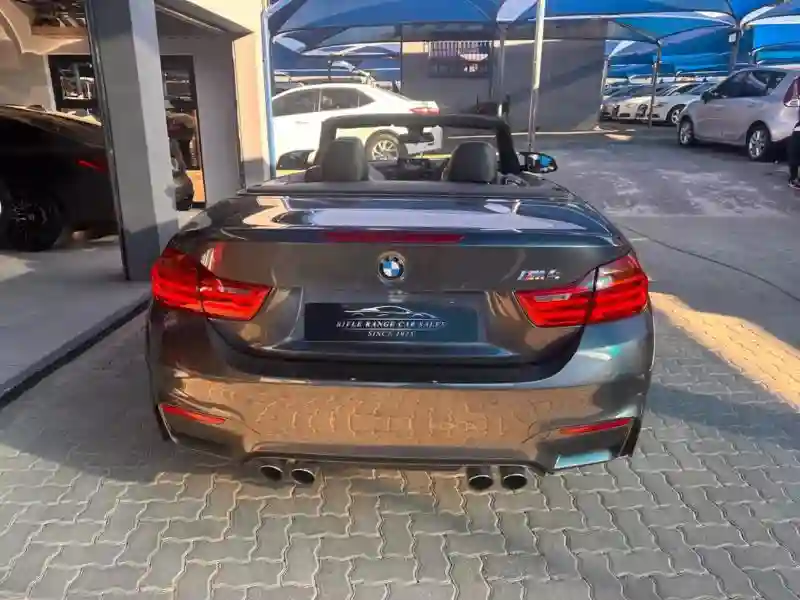BMW M4 - Vue 8