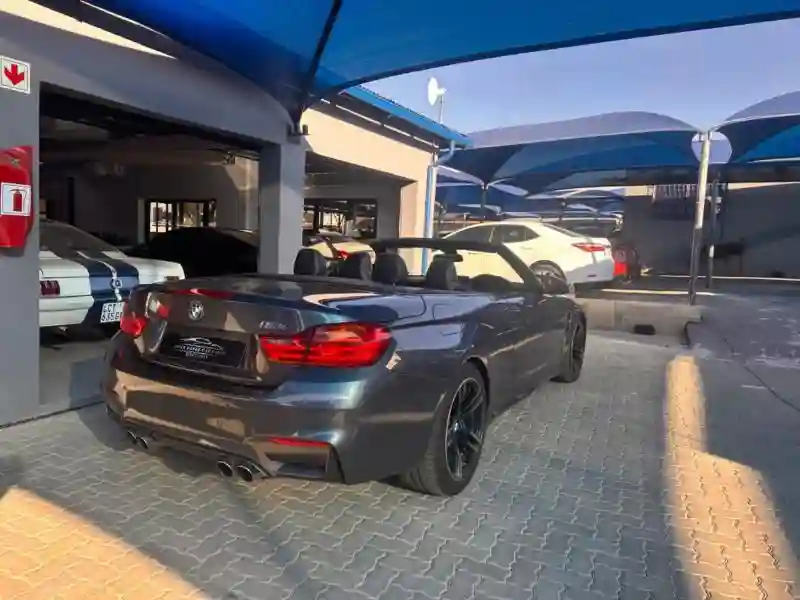 BMW M4 - Vue 9