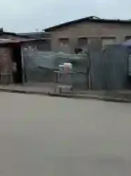 Demi AU Bord DU Goudron